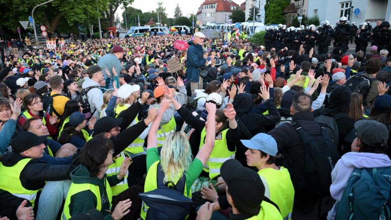 AfD Party Protests: 30,000 Clash With Police in Erfurt