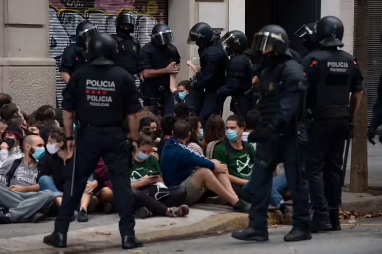 Housing Crisis Protests Erupt Across Spain: 9 Police Officers Injured in Valencia